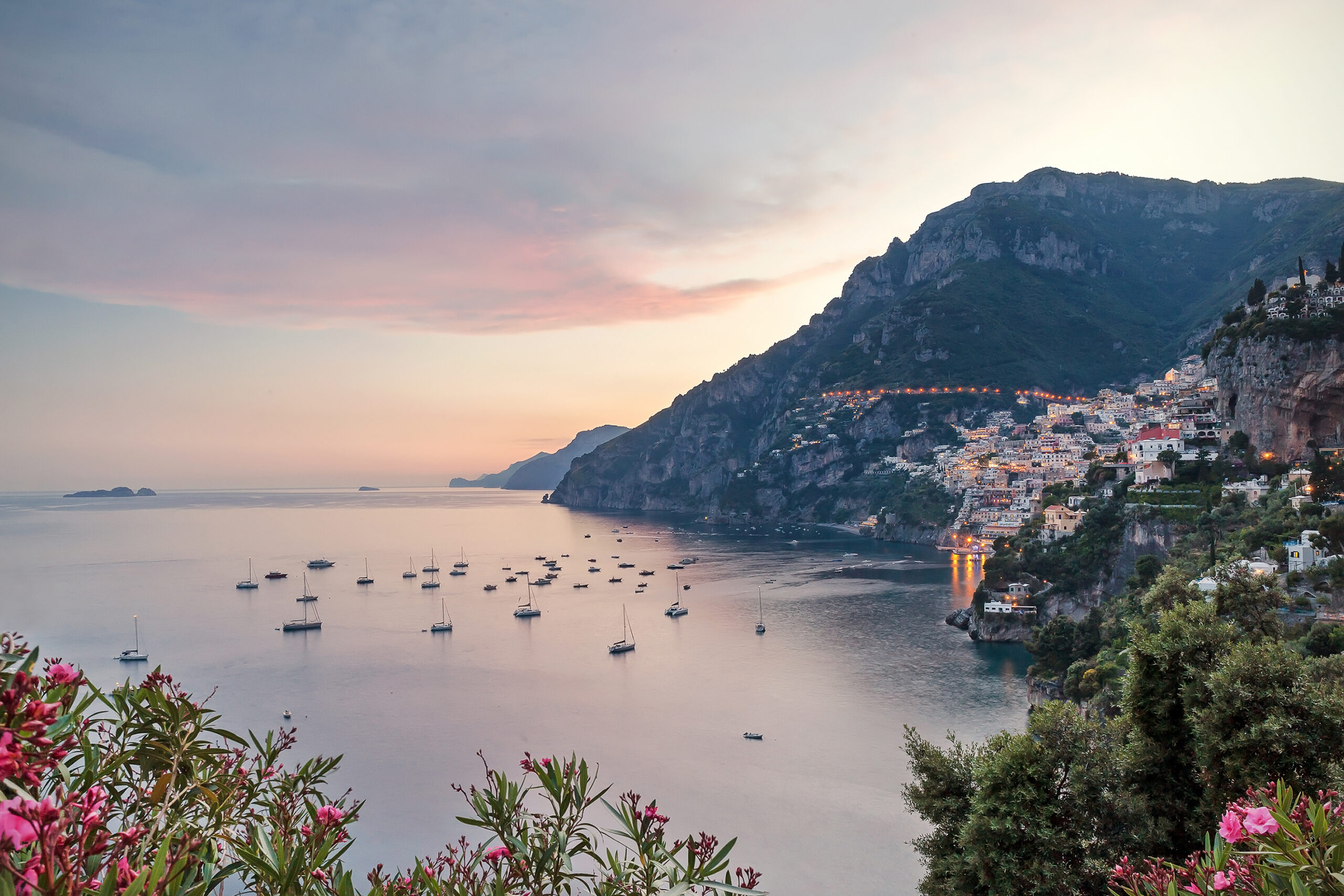 Positano liegt an der malerischen Amalfiküste in Italien und ist eine bezaubernde Küstenstadt, die von Neapel aus leicht zu erreichen ist.  Mit seiner atemberaubenden Aussicht auf die Klippen und der bezaubernden mediterranen Atmosphäre
