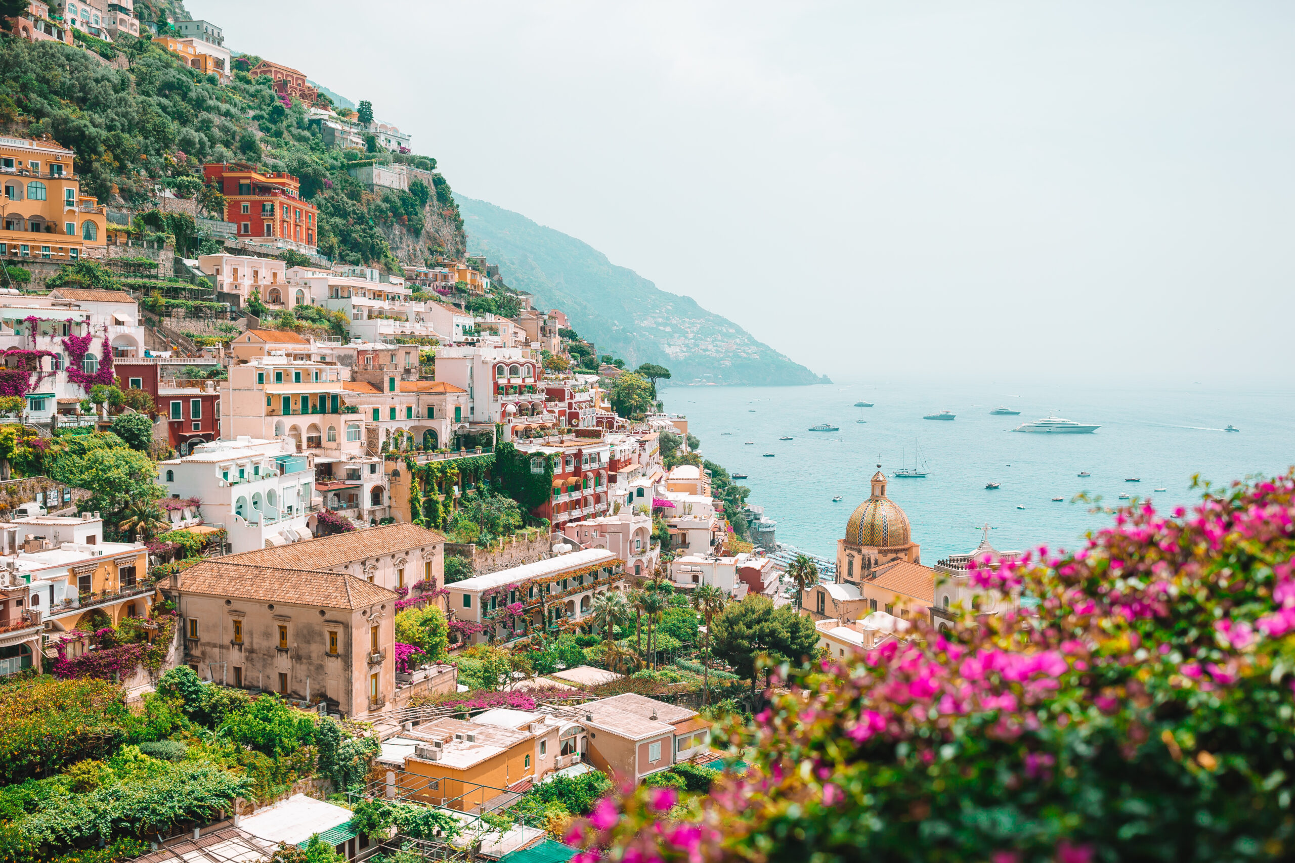 Von Neapel nach Positano – Entdecken Sie die atemberaubende Schönheit von Positano an der Amalfiküste in Italien.