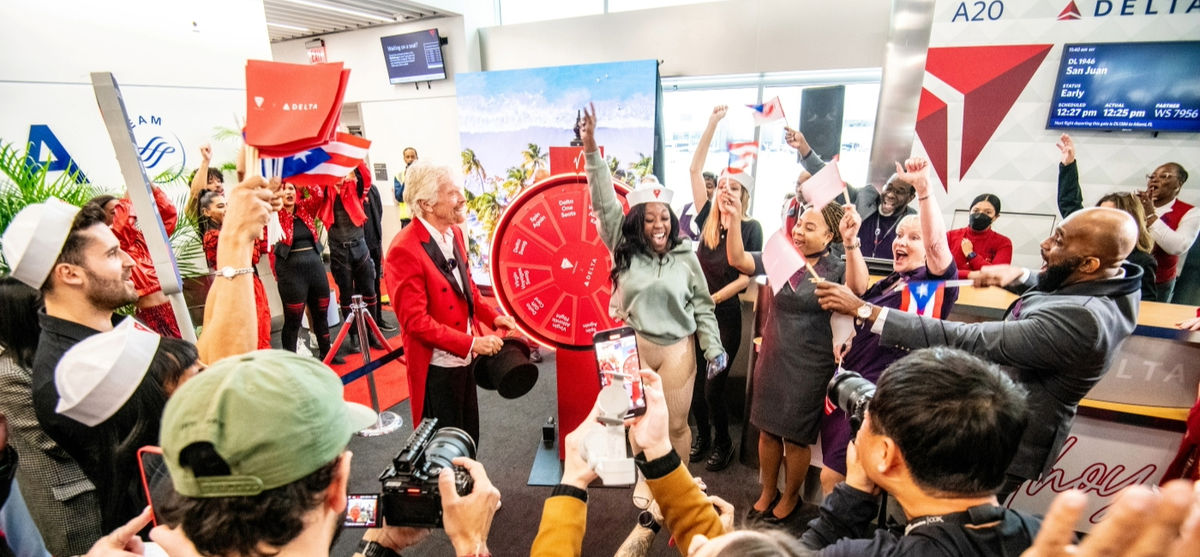 Sir Richard Branson überrascht Delta-Flug mit einer kostenlosen Kreuzfahrt mit Virgin Voyages