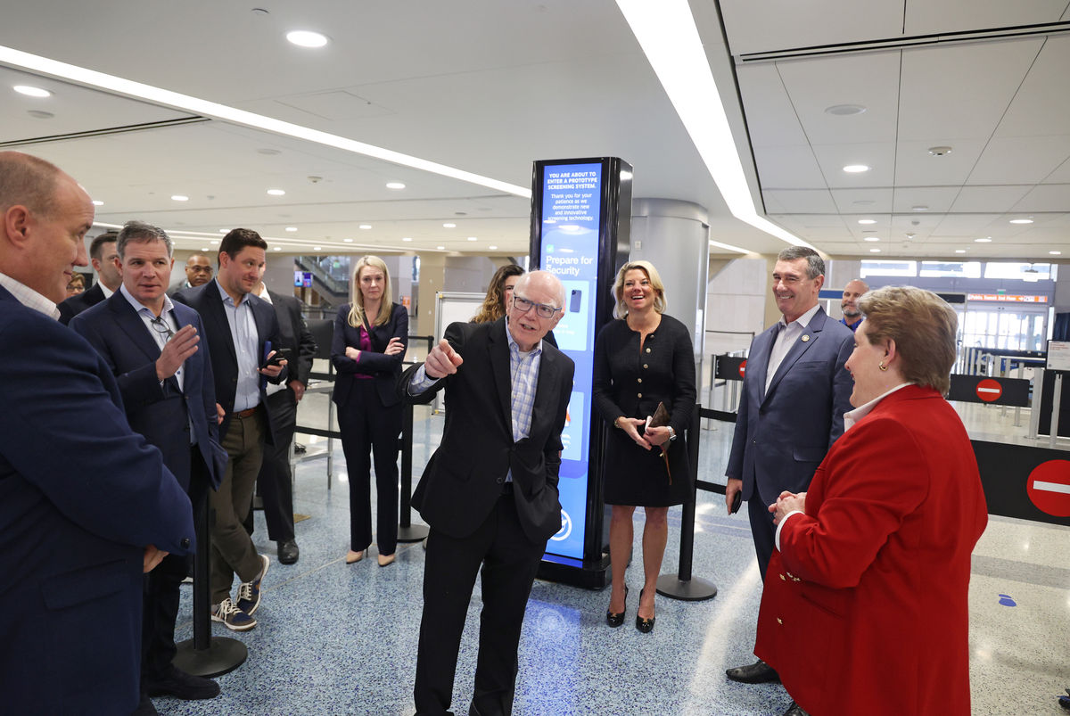 Travel Commission besucht Las Vegas, um fortschrittliche Flughafensicherheitstechnologie vorzuführen