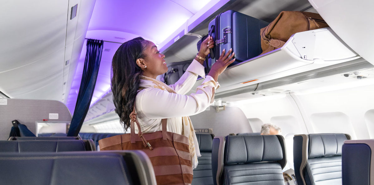 United Airlines bietet als erstes Unternehmen größere Gepäckfächer für Embraer-E175-Regionalflugzeuge an